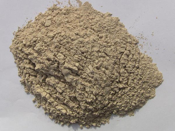 礬土性質(zhì) 礬土主要成分是氧化鋁，為煉鋁和耐火材料的主要原料。白色或灰白色，因含鐵而呈褐黃或淺紅色。密度3.45g/cm3，硬度1～3，不透明，質(zhì)脆。極難熔化，不溶于水，能溶于硫酸、氫氧化鈉溶液。 地區(qū)分布 中國(guó)鋁土礦資源比較豐富，在全國(guó)18個(gè)省、自治區(qū)、直轄市已查明鋁土礦產(chǎn)地205處，其中大型產(chǎn)地72處（不包括臺(tái)灣），主要分布在山西、山東、河北、河南、貴州、四川、廣西、遼寧、湖南等地。 投資前景 1.可用于煉鋁工業(yè)。用于國(guó)防、航空、汽車(chē)、電器、化工、日常生活用品等。 2.可用于精密鑄造。礬土熟料加工成細(xì)粉做成鑄模后精鑄。用于軍工、航天、通訊、儀表、機(jī)械及醫(yī)療器械部門(mén)。 3.可用于耐火制品。高鋁礬土熟料耐火度高達(dá)1780℃，化學(xué)穩(wěn)定性強(qiáng)、物理性能良好。 4.硅酸鋁耐火纖維。用于鋼鐵、有色冶金、電子、石油、化工、宇航、原子能、國(guó)防等多種工業(yè)，消防人員可用耐火纖維布做成衣服。 5.制造礬土水泥、研磨材料、陶瓷工業(yè)以及化學(xué)工業(yè)可制鋁的各種化合物。 鋁礬土磨粉制備 鋁礬土粉是選用煅燒過(guò)的熟鋁礬土礦石用雷蒙磨加工制成的細(xì)粉，粒度通常為100目-325目，在耐火材料行業(yè)得到了廣泛的應(yīng)用。通常加工的流程為先經(jīng)顎式破碎機(jī)進(jìn)行破碎，然后篩分進(jìn)入鋁礬土雷蒙磨或鋁礬土超細(xì)磨粉機(jī)中，進(jìn)行鋁礬土粉制備，使其應(yīng)用更加廣泛。